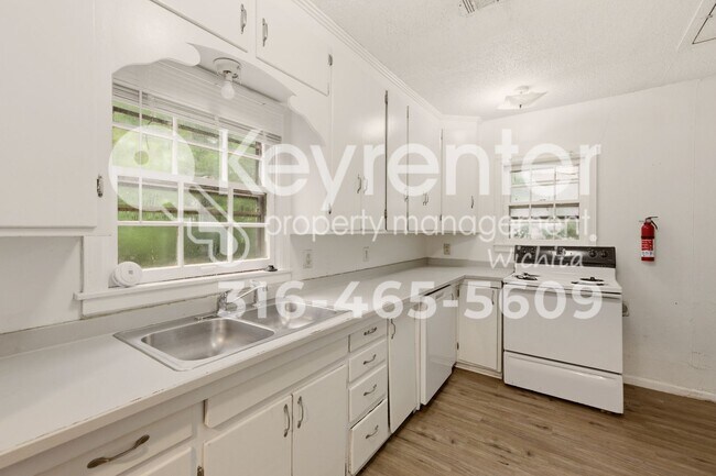 Building Photo - 3-Bedroom Home with Modern Flooring – Convenient Central Wichita Location