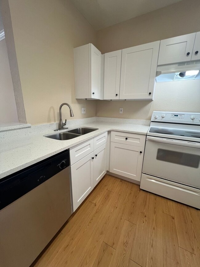 Building Photo - 2 Bedroom 1 baht condo available for rent ...