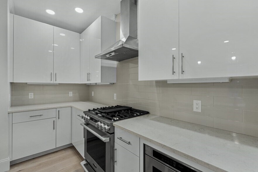 Building Photo - 19 Lily Pond Ln