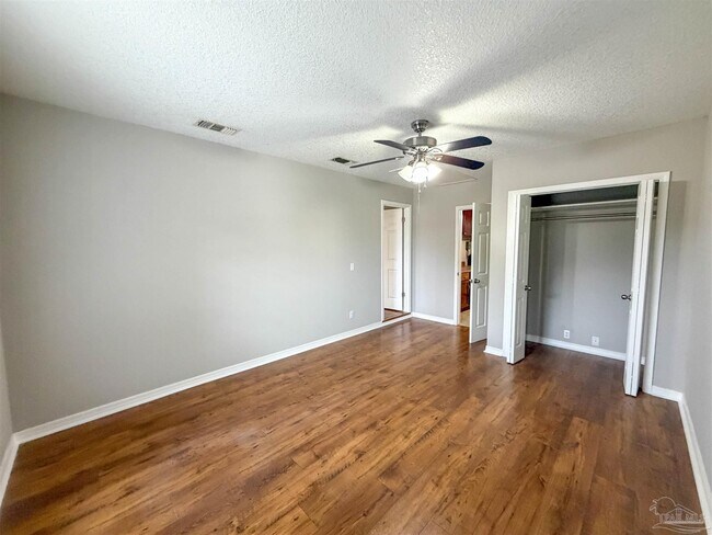 Building Photo - 420 E 10 Mile Rd