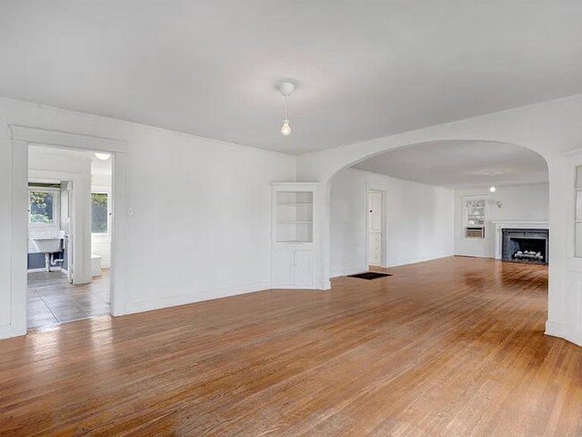 Building Photo - 1044 Manzanita St