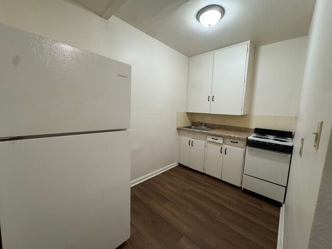 Building Photo - DEMJ620