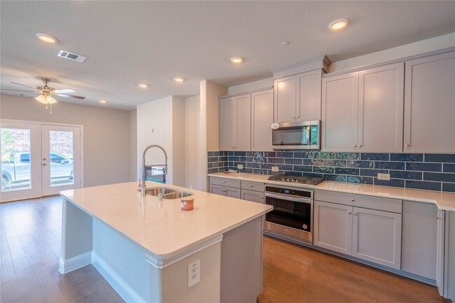 Building Photo - 7800 Manilla Dr