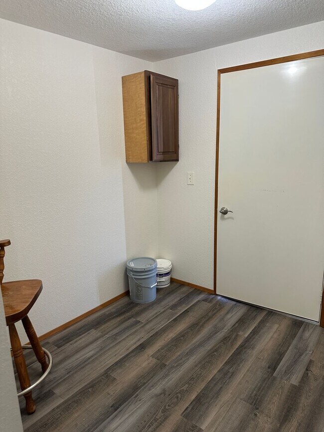 Building Photo - Quiet property in the county!