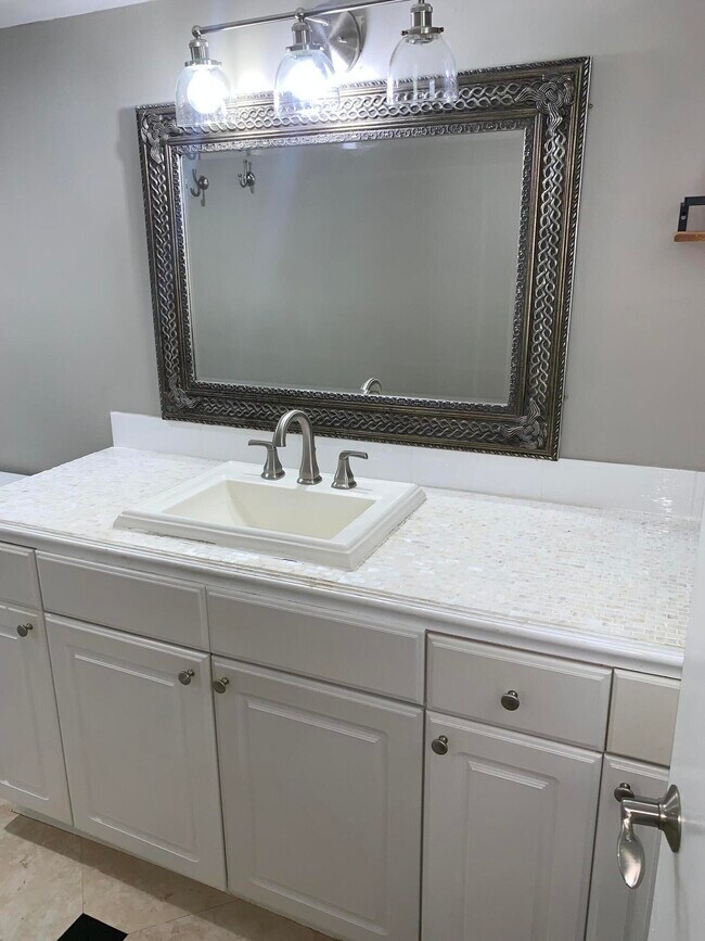 Building Photo - 2015 Coral Ridge Dr