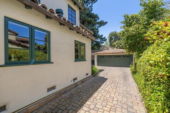 Building Photo - Mediterranean Beauty in Crescent Park – 5B...