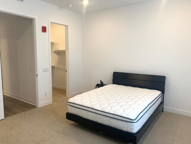 Building Photo - State of the Art-Trendy 1+1 Luxury Condo i...