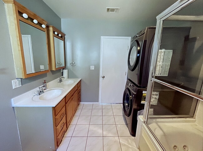 En Suite Bathroom - 1344 N Fairview St