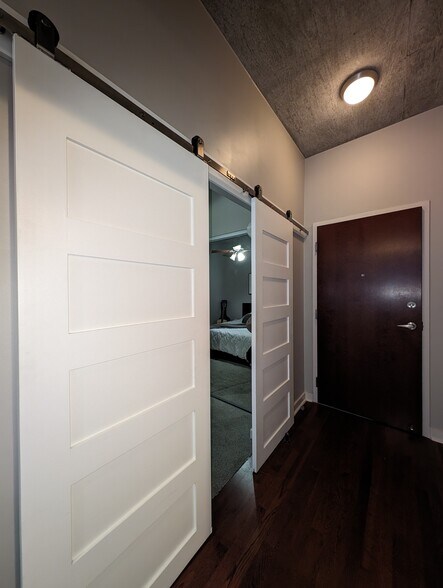 Building Photo - 301 Demonbreun St