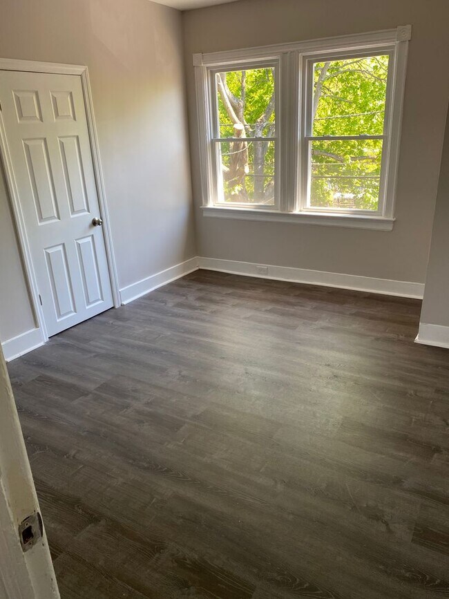 Building Photo - Updated 3 Bedroom House