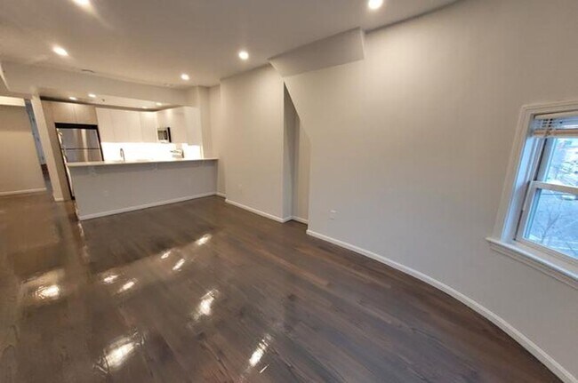 Building Photo - Charming 3 Bedroom-No Broker Fee