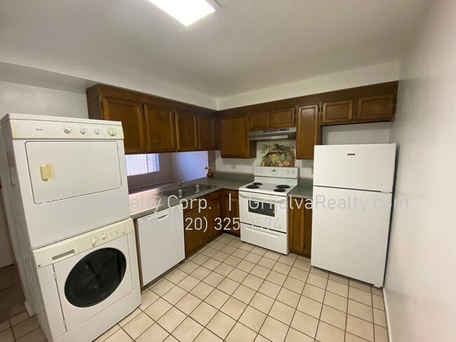 Building Photo - Spacious 2 Bedroom, 1 Bath Condo (22nd/Col...