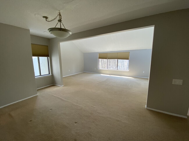 Building Photo - 7 Redwood Ln