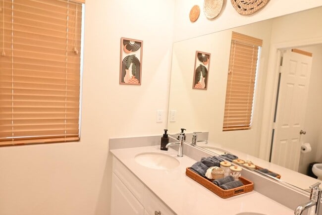 Building Photo - 1692 W Trapezoid Dr