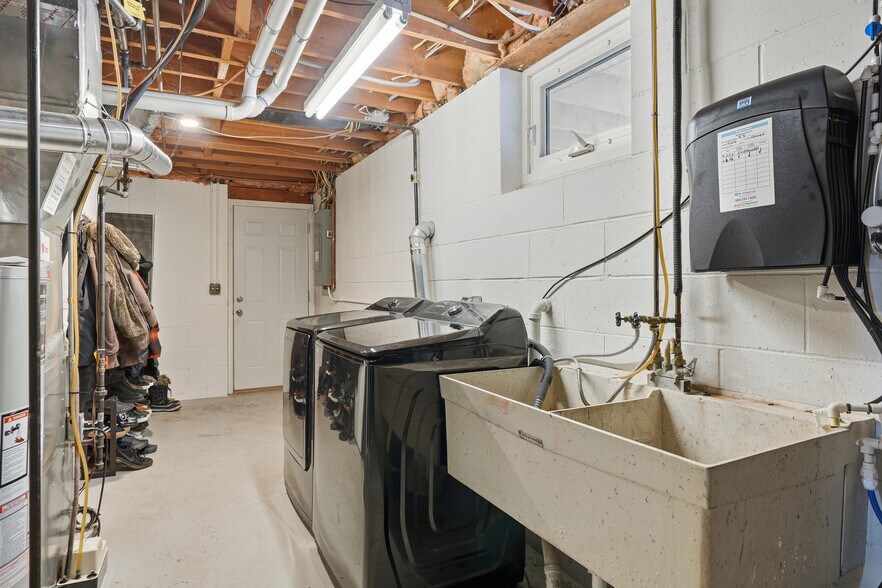 Building Photo - 7048 Montrose Rd