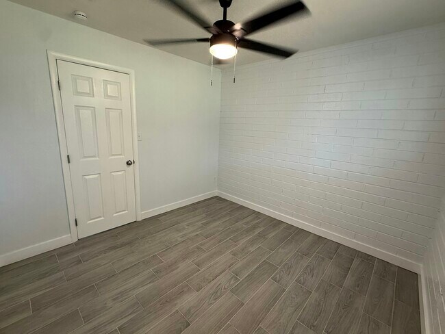 Building Photo - 2206 W Vista Ave