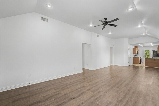 Building Photo - 1217 N Stephens Ave