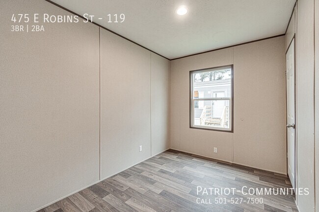 Building Photo - 475 E Robins St