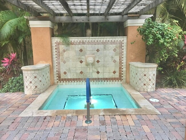 Building Photo - 630 S Sapodilla Ave