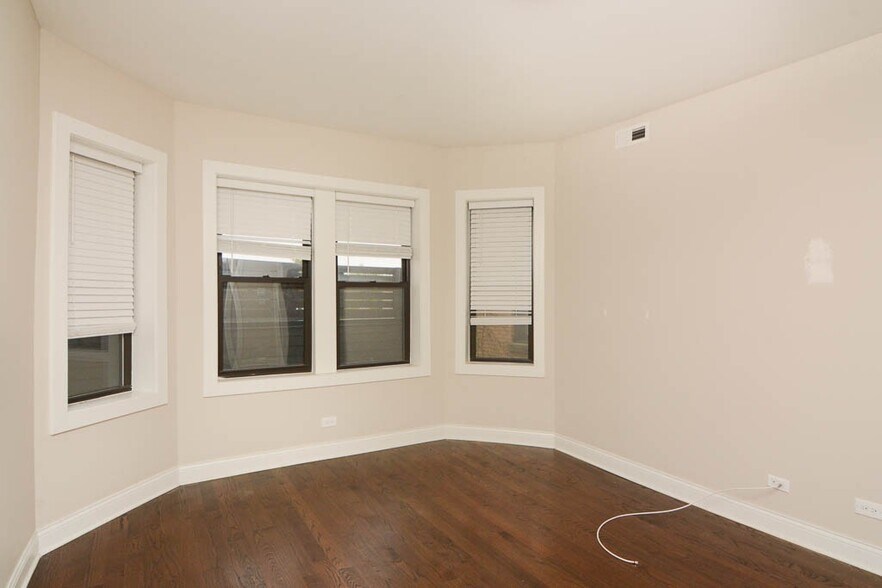 Building Photo - 2228 N Sawyer Ave