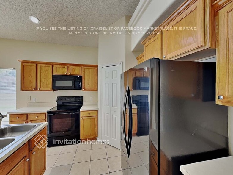 Building Photo - 16725 Rolling Green Dr