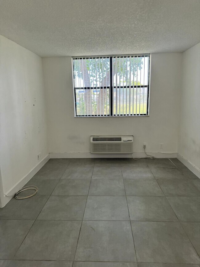Building Photo - 2501 Riverside Dr
