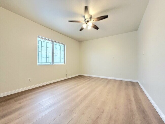 Building Photo - 1325 W 58th St