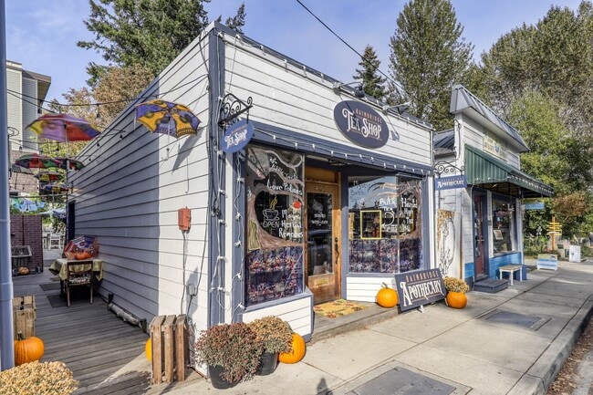Building Photo - Nice Spacious Bainbridge Condo in heart of downtonw