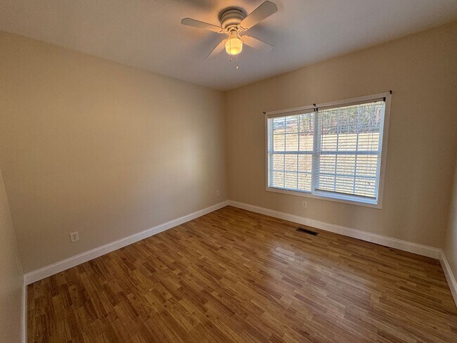 Building Photo - Nice 3/2 House in Silver Creek with bonus rooms- $1,495