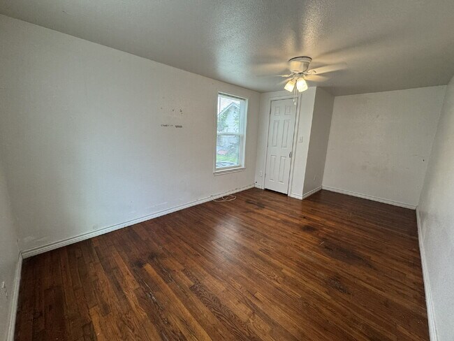 Building Photo - Spacious, quiet downstairs unit in heart o...
