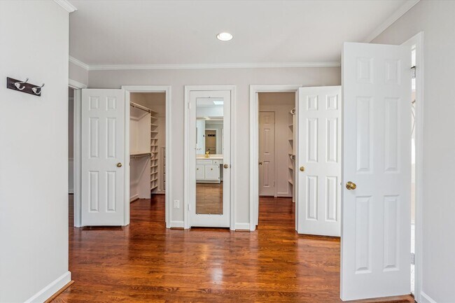 Building Photo - Magnificent 5 Bedroom, 4.5 Bathroom Bethes...