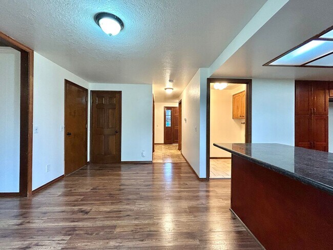 Building Photo - Timeless 5 Bed, 2.5 Bath Home - SW Beaverton