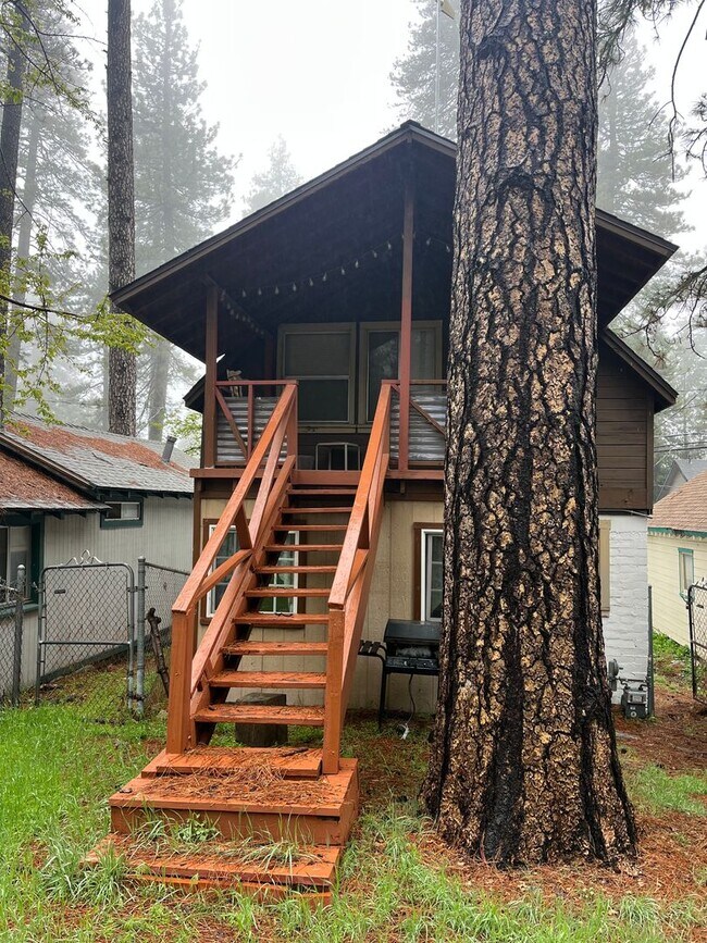 Building Photo - Cozy Crestline Cabin
