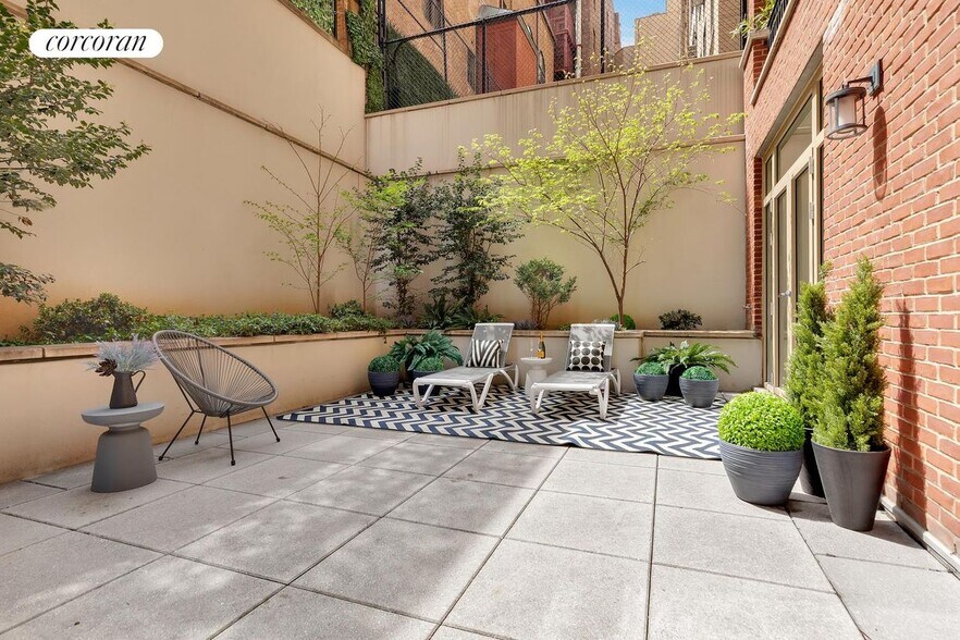 Building Photo - 40 E 72nd St