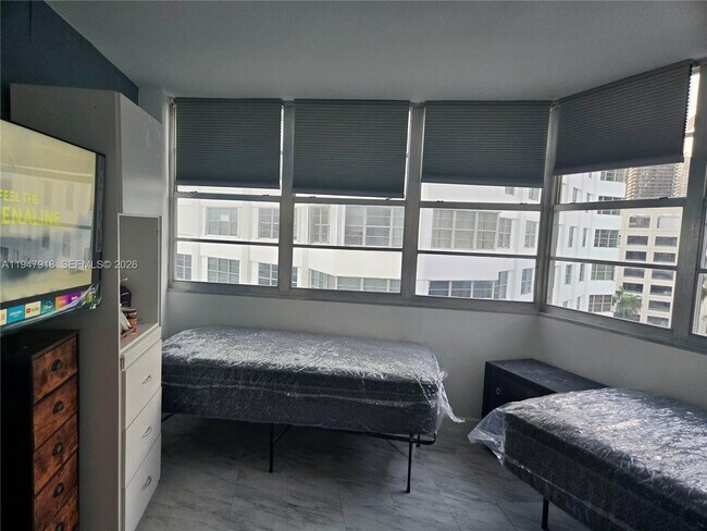 Building Photo - 801 Brickell Bay Dr