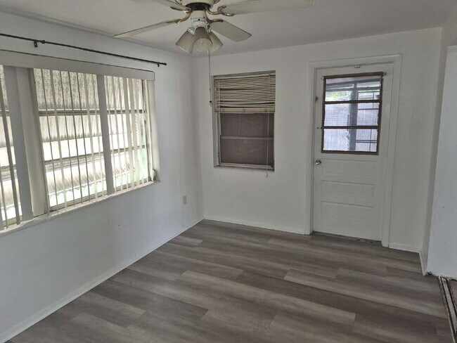 Building Photo - 2-Bed Home in Holiday, FL"