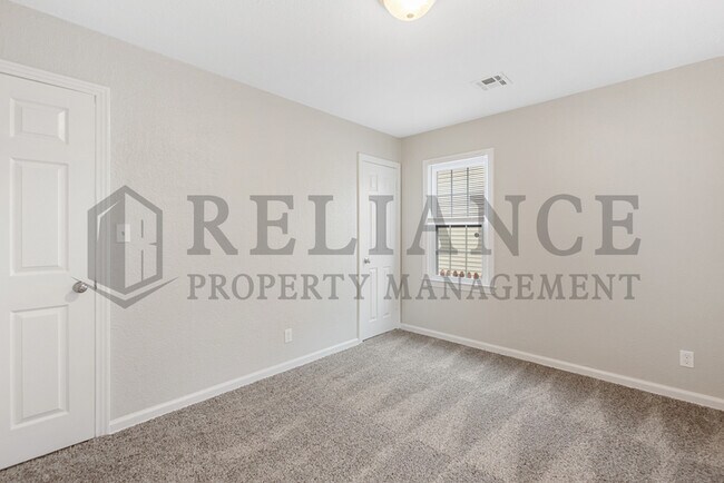 Building Photo - 726 S Bonn St