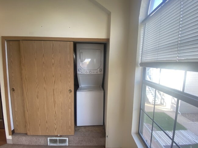 Building Photo - Charming Condo with a Loft!