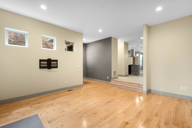 Building Photo - LUX 4BD, 5BA SloHi Home with Finished Base...