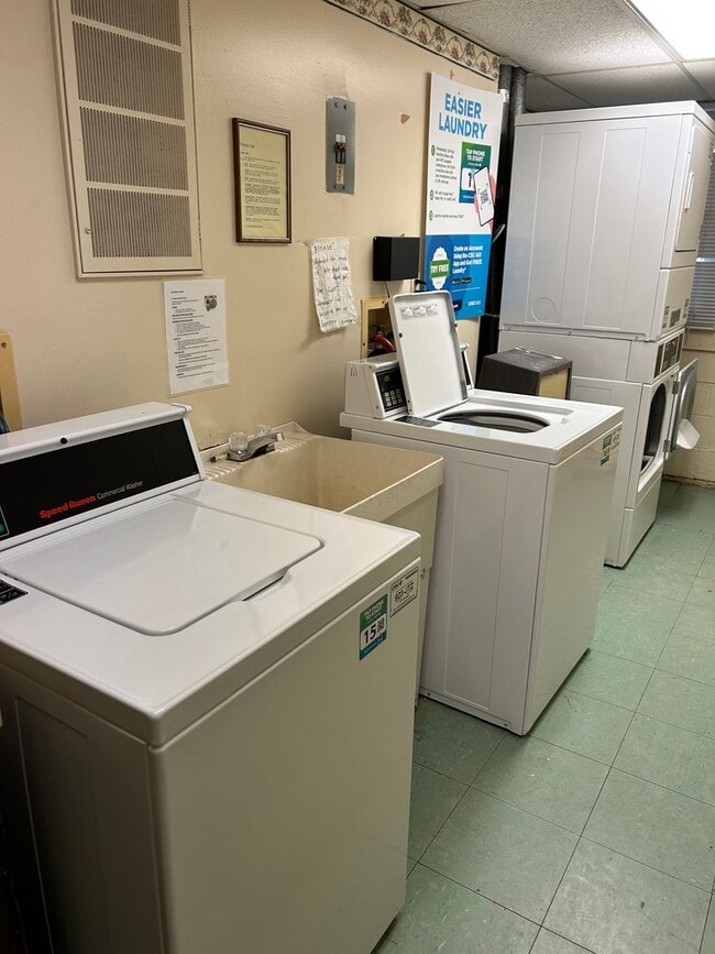 Building Photo - Nicely Updated Terrace Level  1/1 condo