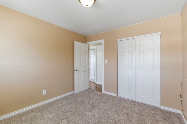 Building Photo - 1415 Holmes Dr