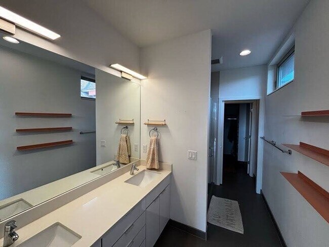 Building Photo - Modern Tri-Story in the heart of Capitol Hill
