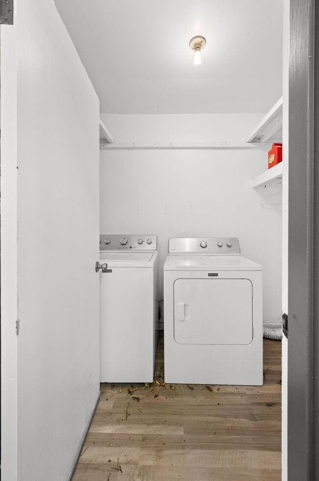 Building Photo - Awesome 2BE/1.5BA duplex in fantastic loca...