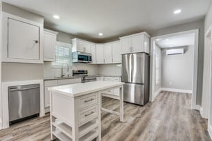 Building Photo - 313 N Llewellyn Ave