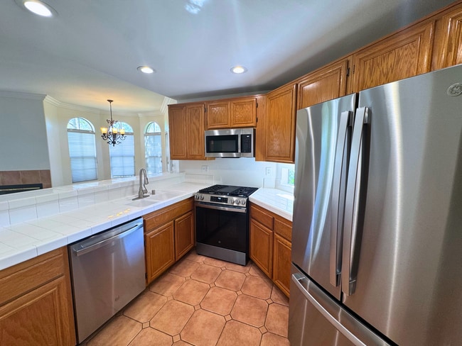 Building Photo - Stevenson Ranch Townhome For Rent In Crown...
