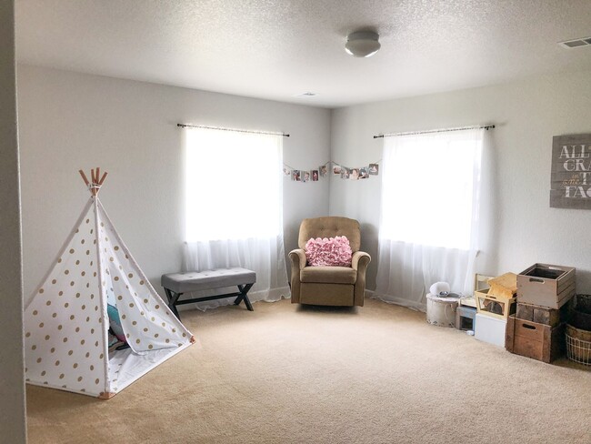 Building Photo - Move in Special! $300 off first months rent!