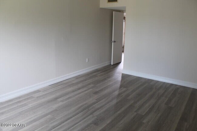 Building Photo - 719 S Beach St