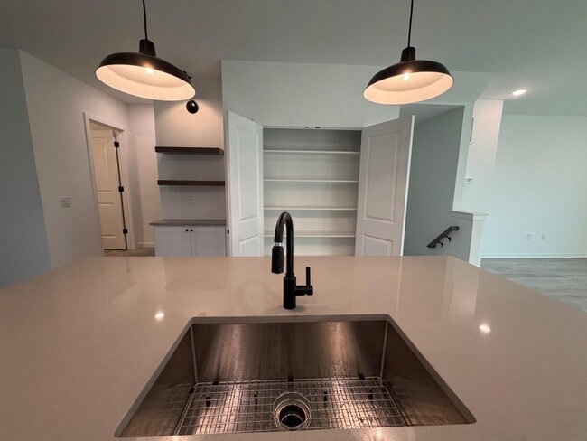 Building Photo - 40 Basswood St