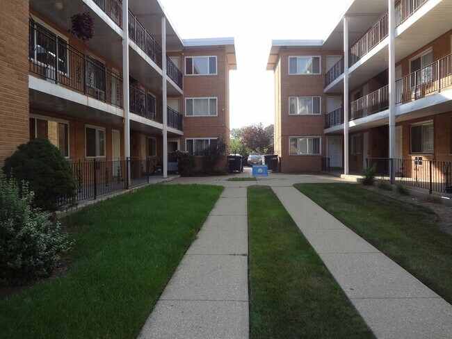 Building Photo - 4602 N River Rd
