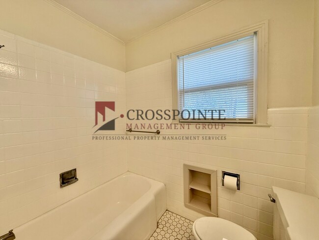 Building Photo - Charming 3 Bedroom, 2 Bathroom Home!